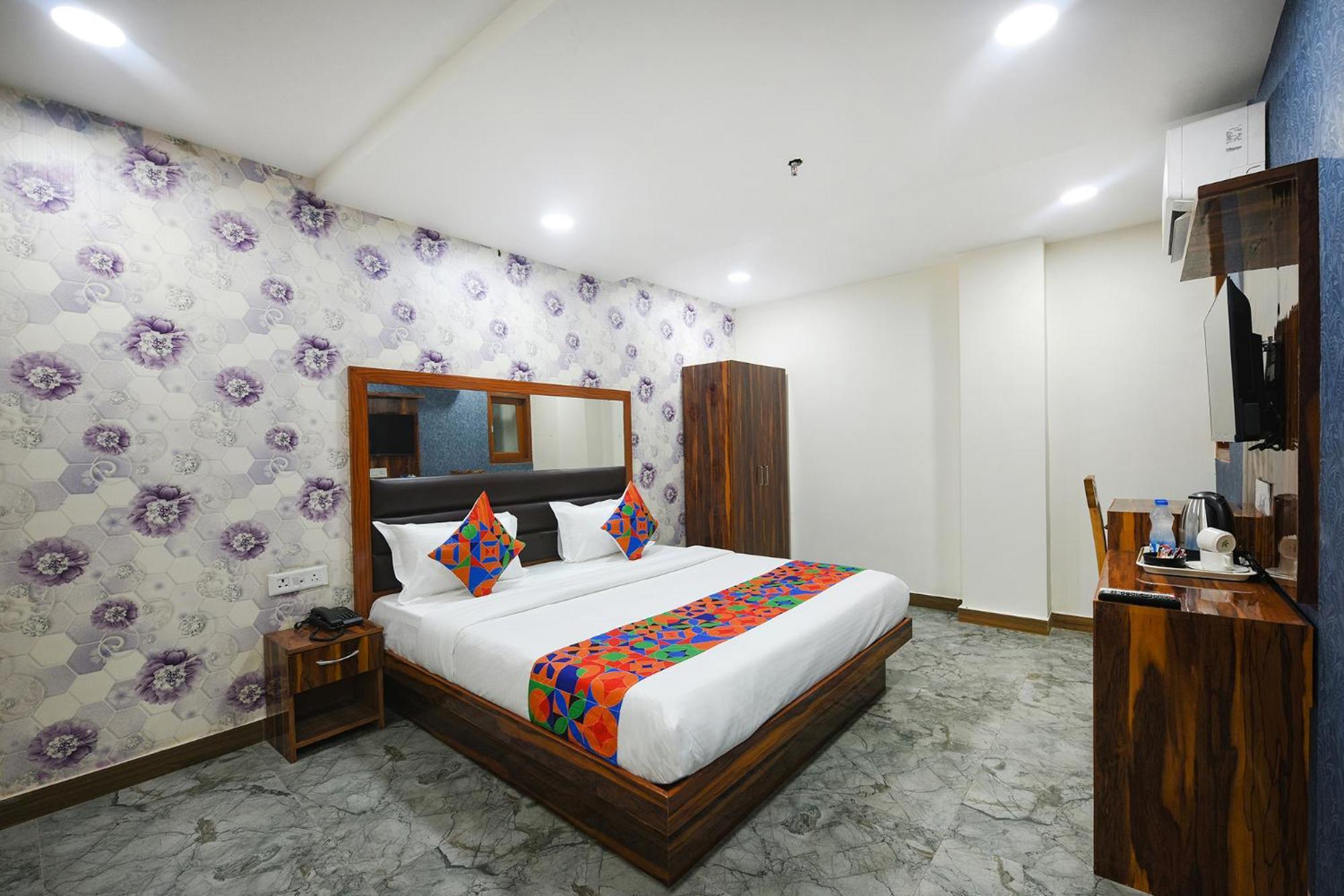 Fabhotel Mona Continental - Nr Laxmi Nagar It Hub New Delhi Exteriör bild