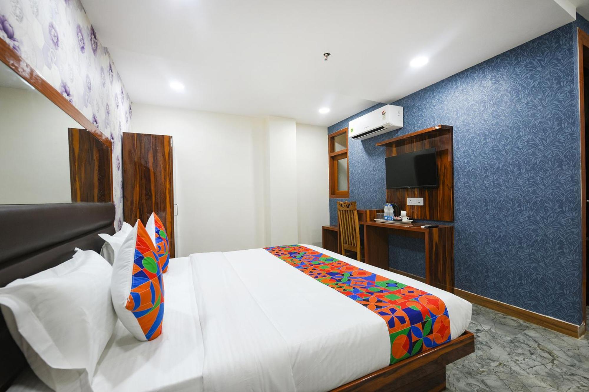 Fabhotel Mona Continental - Nr Laxmi Nagar It Hub New Delhi Exteriör bild